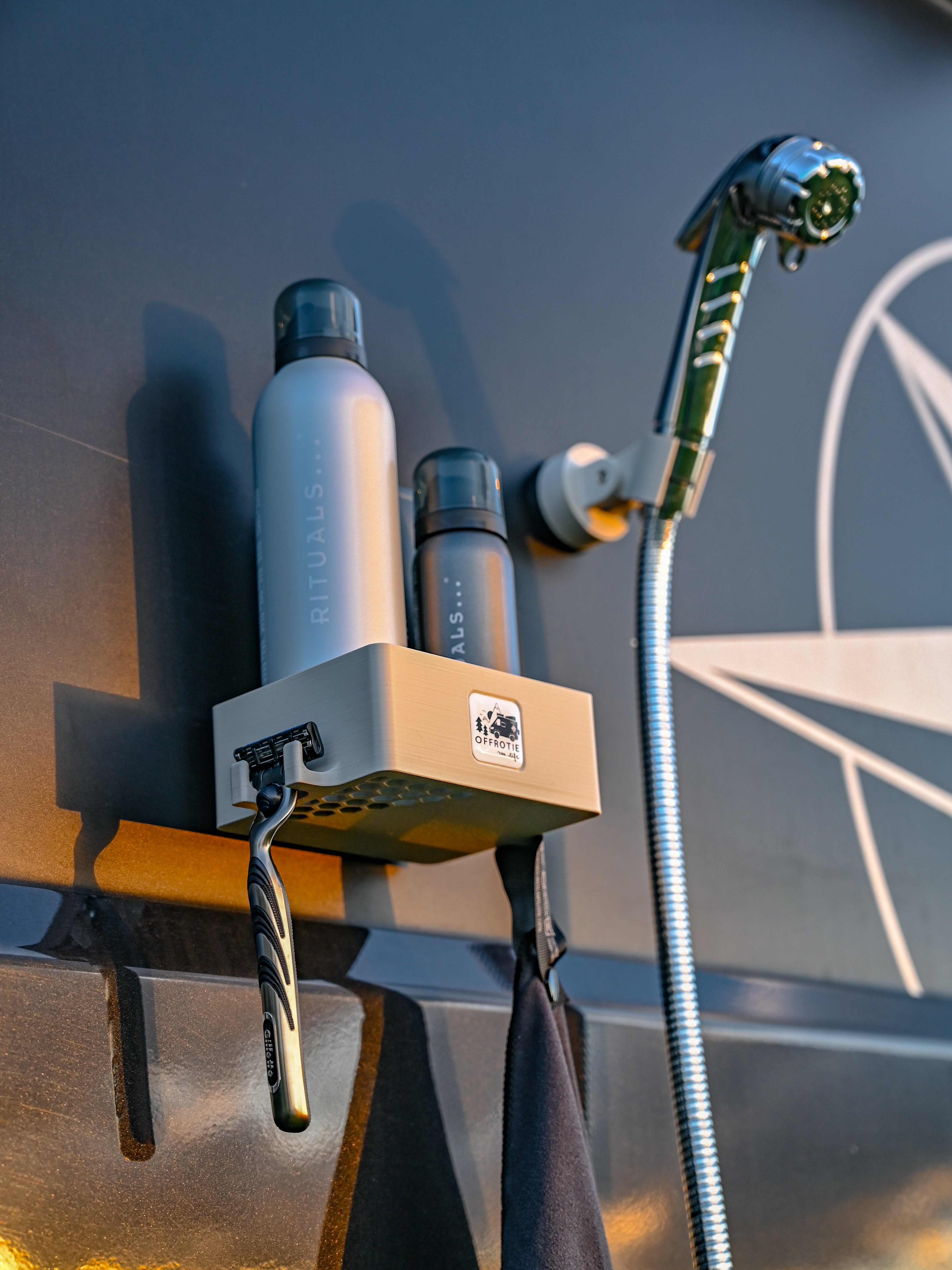 Kit supporto e cestino per doccia magnetico stampato in 3D Offrotie - Portatile per Vanlife