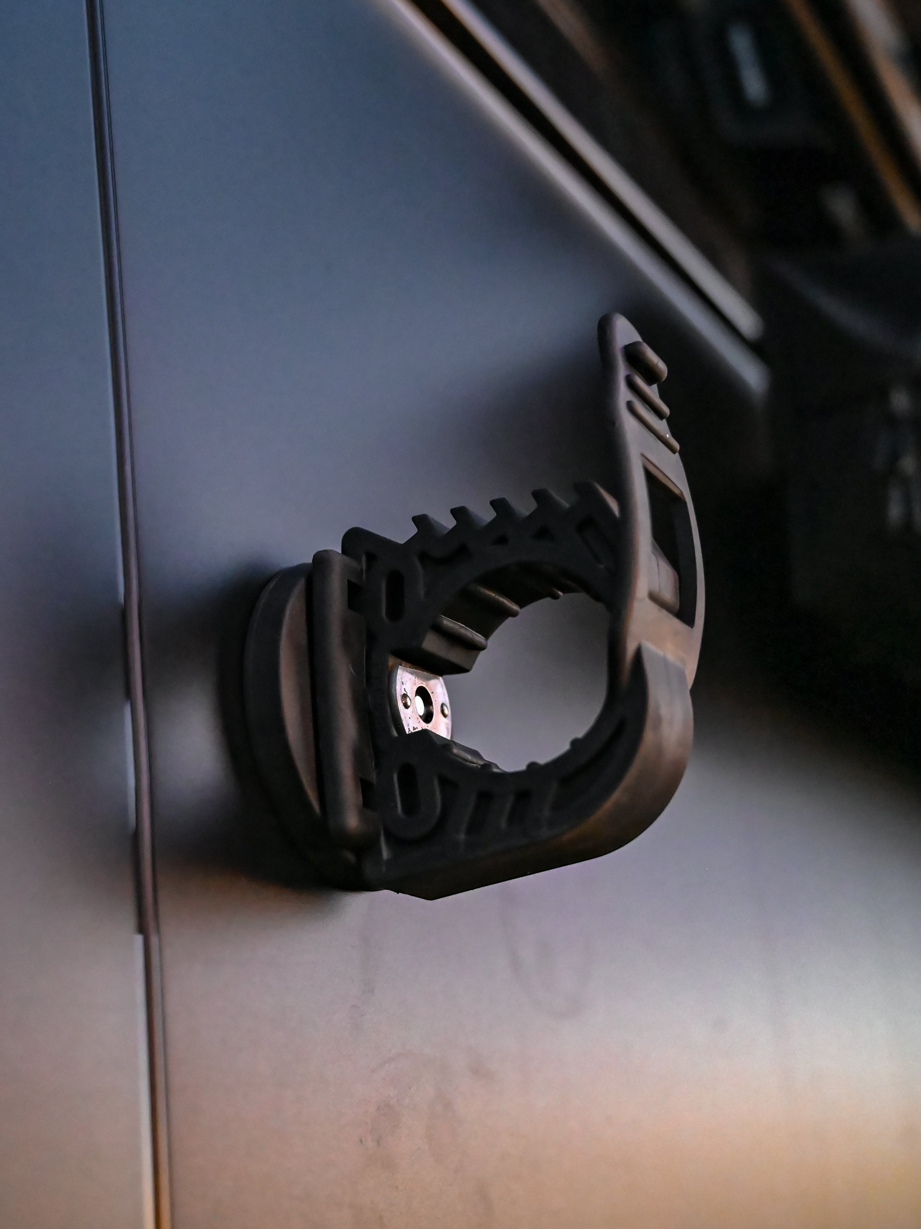 The Rubber Clamp Magnetic – Offrotie Magnet FITRUB Mounting Bracket – Vanlife and Overlander Organizer