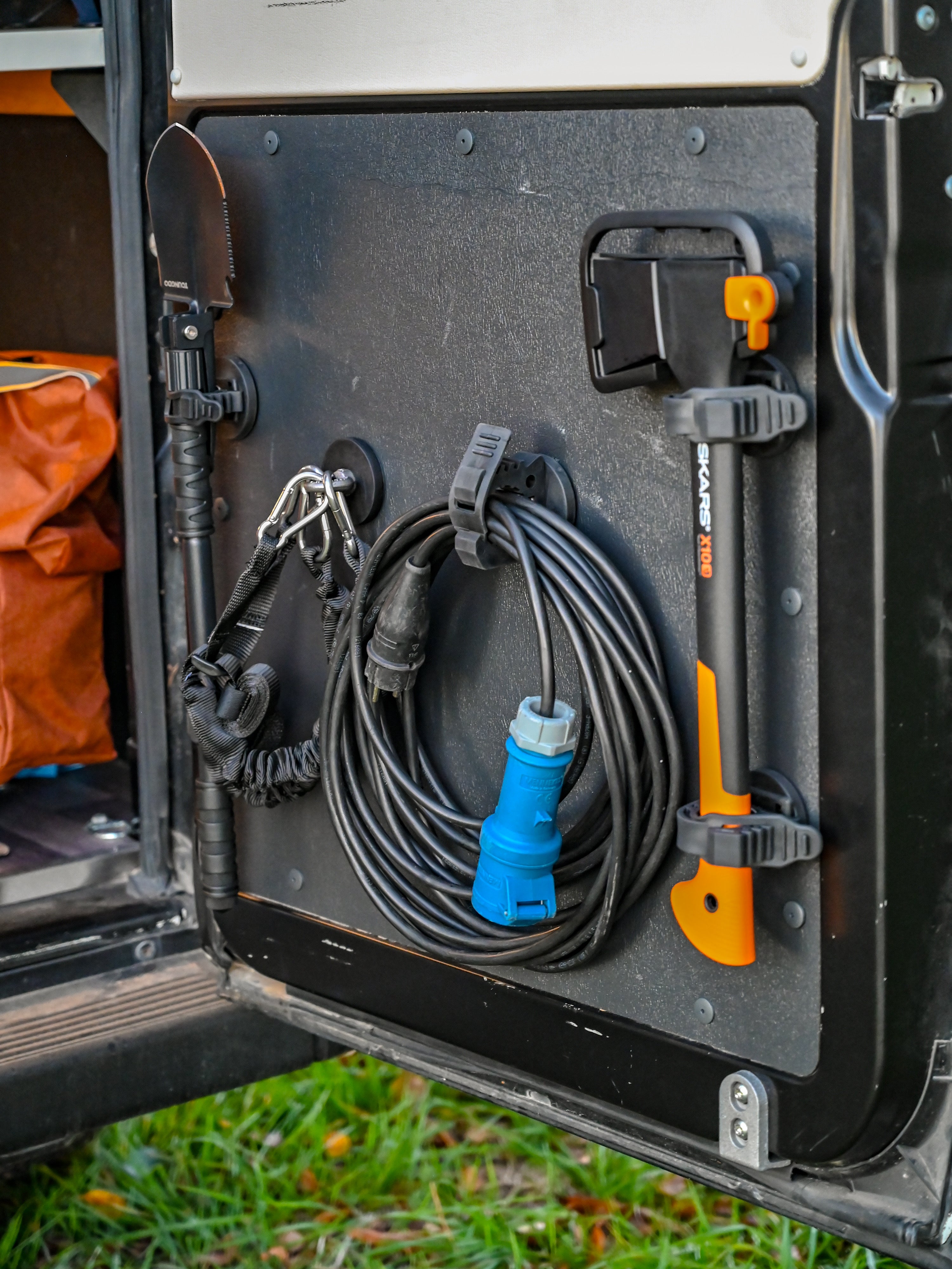 The Rubber Clamp Magnetic – Offrotie Magnet FITRUB Mounting Bracket – Vanlife and Overlander Organizer