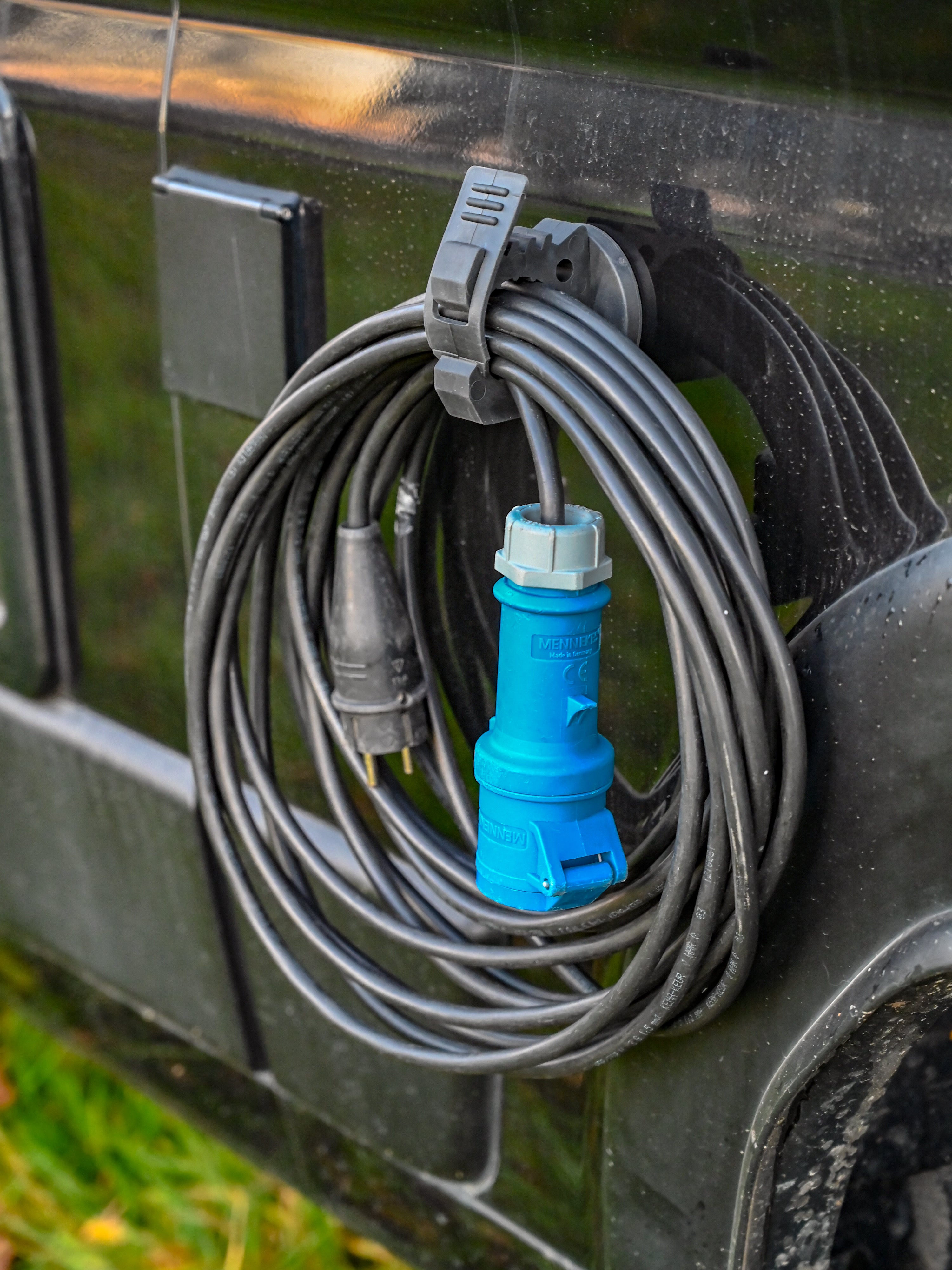 The Rubber Clamp Magnetic – Offrotie Magnet FITRUB Mounting Bracket – Vanlife and Overlander Organizer