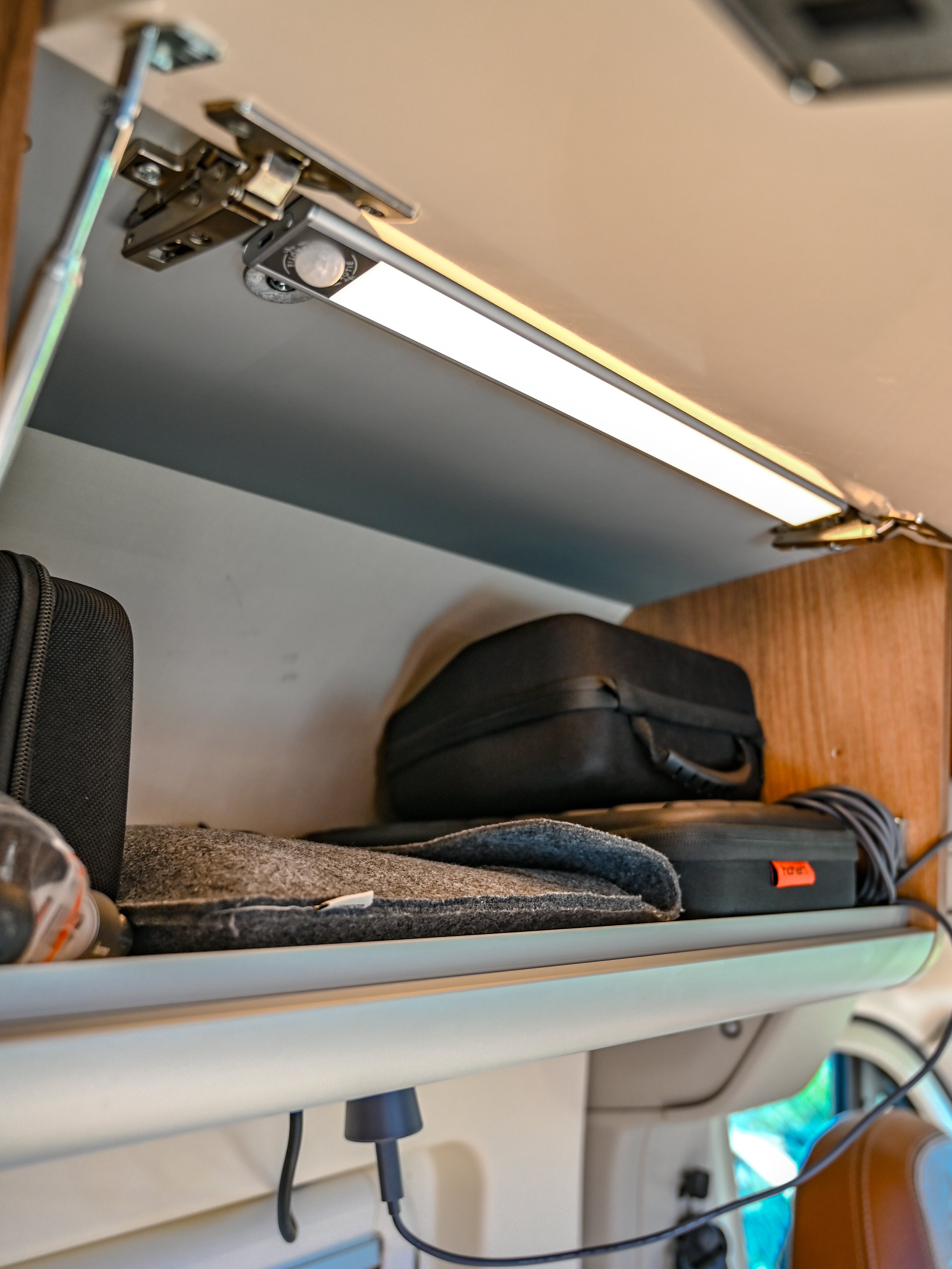 Striscia LED Magnetica - Lampada Offrotie per Mobili Cucina Bagno - 3 Misure | Sensore di Movimento | 3 Temperature Colore