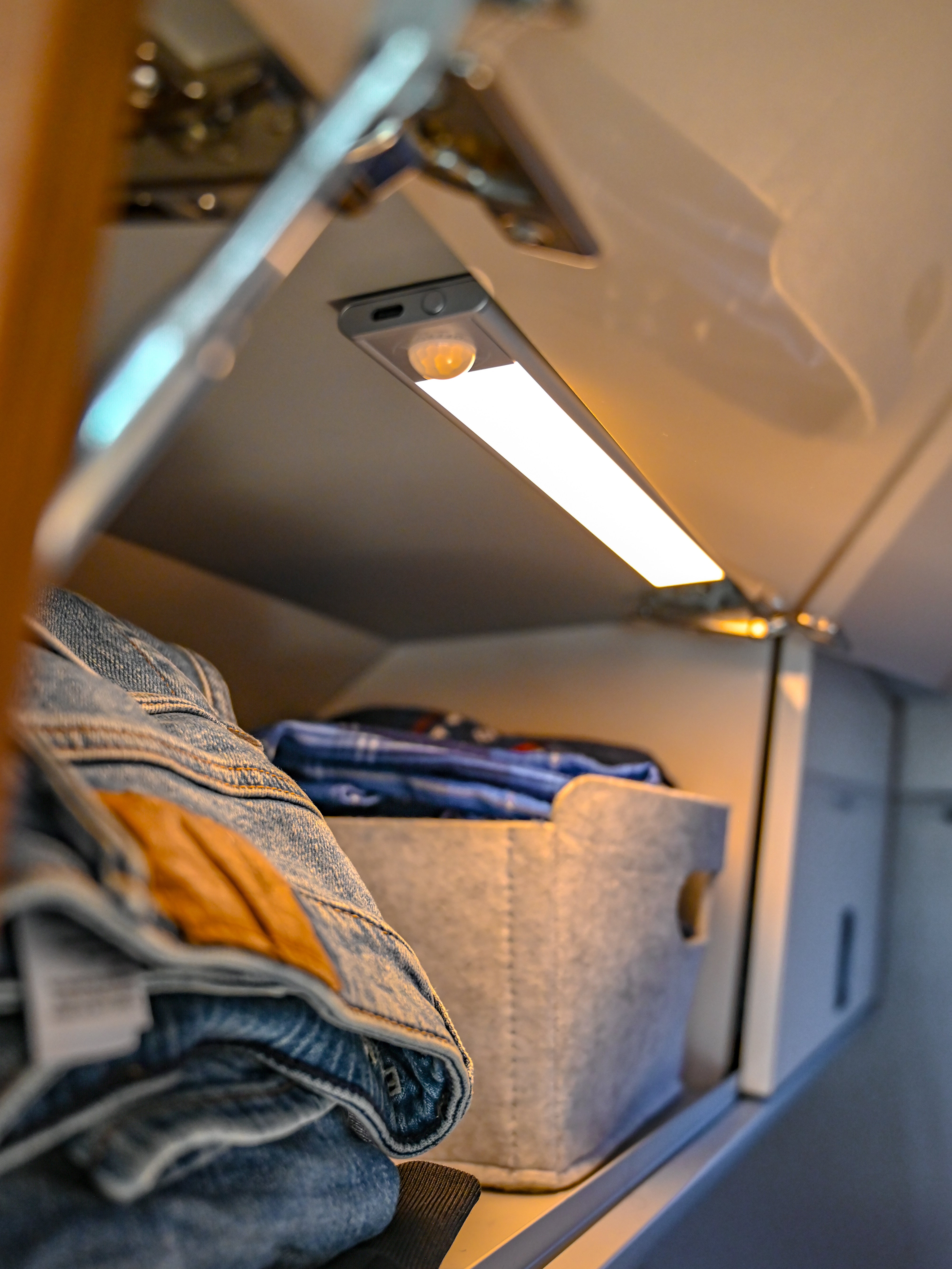 Der magnetische LED-Streifen - Offrotie-Lampe für Schränke, Küche, Bad - 3 Größen | Bewegungssensor | 3 Farbtemperaturen