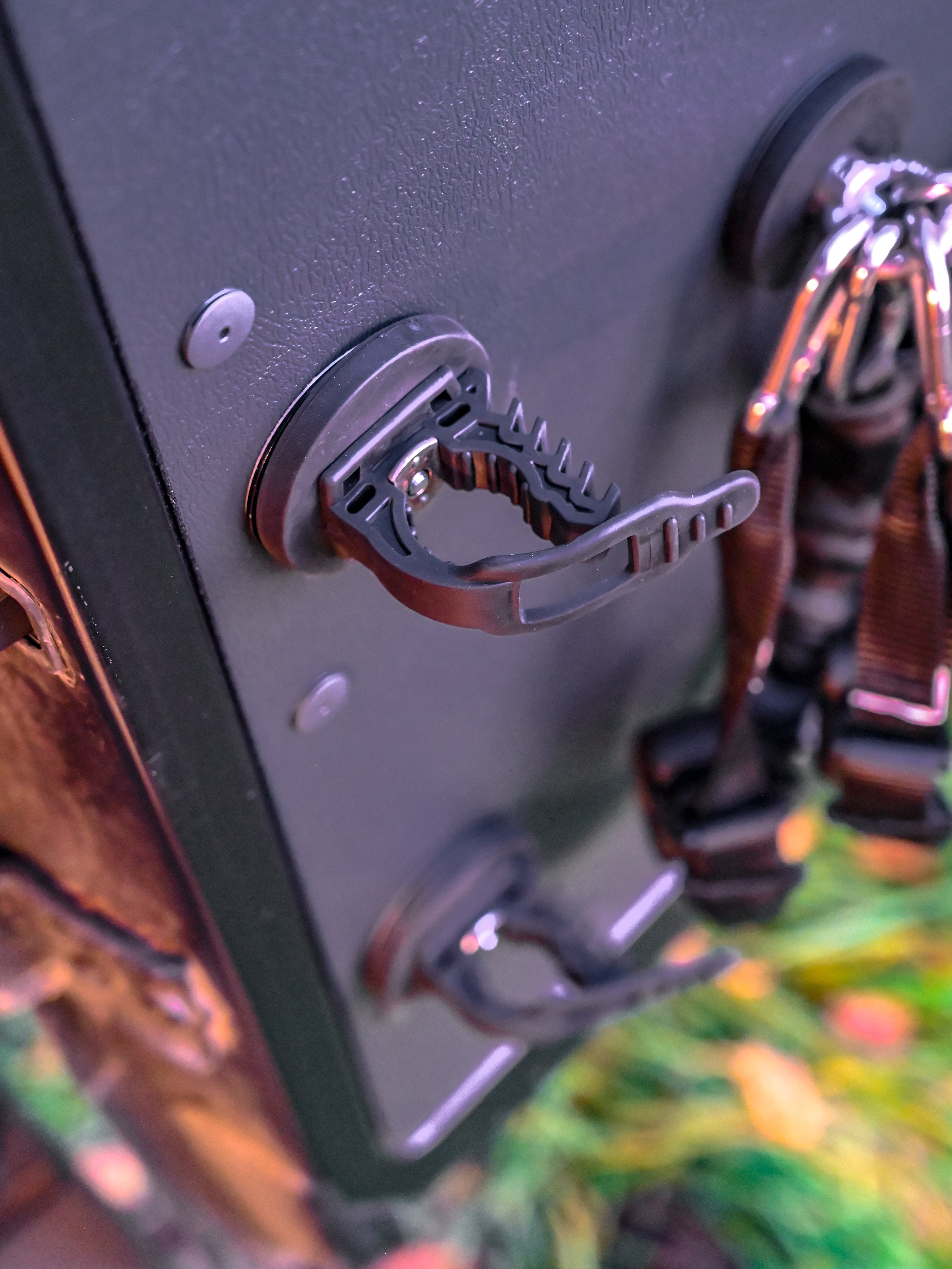 The Rubber Clamp Magnetic – Offrotie Magnet FITRUB Mounting Bracket – Vanlife and Overlander Organizer