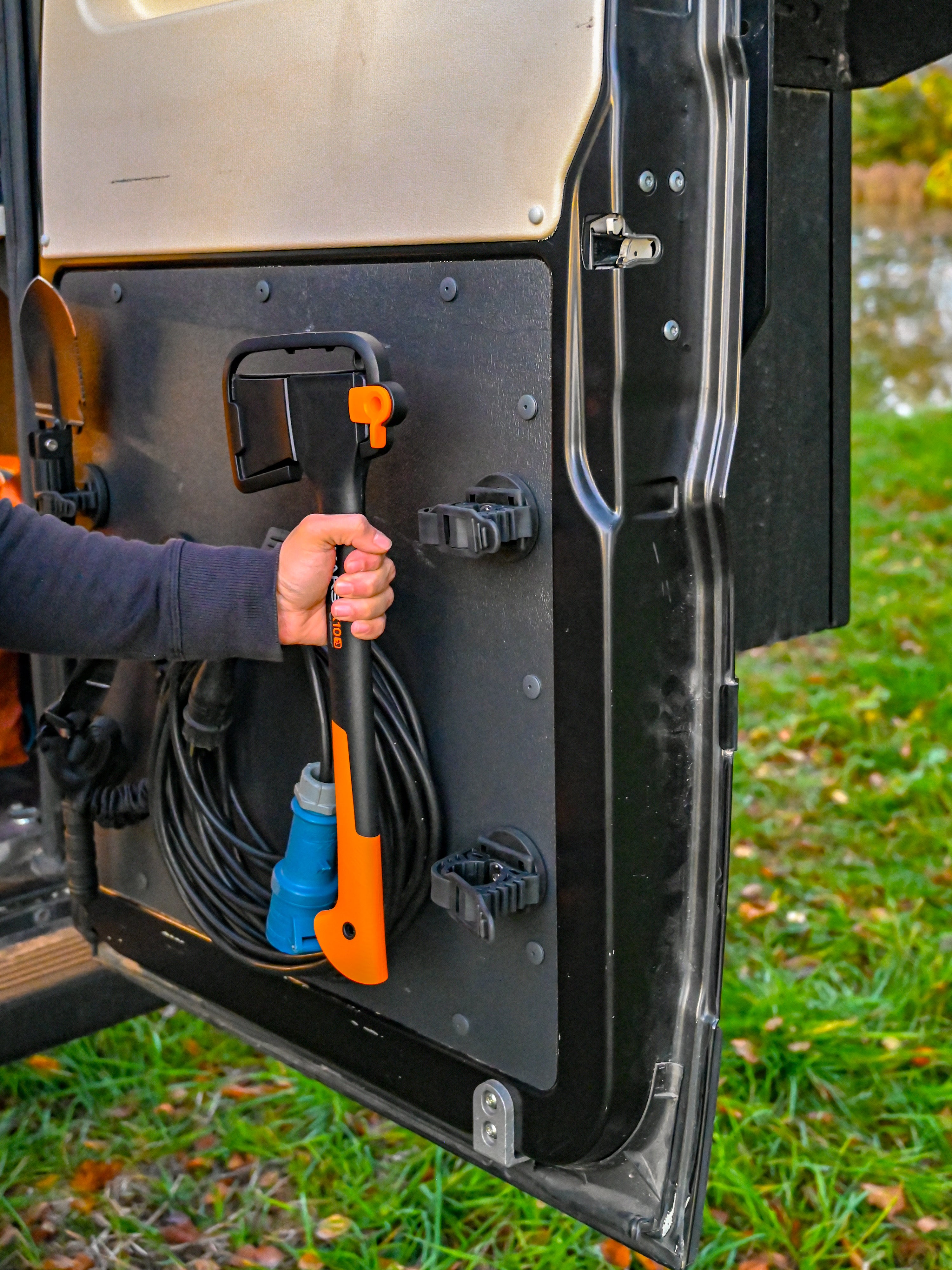 The Rubber Clamp Magnetic – Offrotie Magnet FITRUB Mounting Bracket – Vanlife and Overlander Organizer