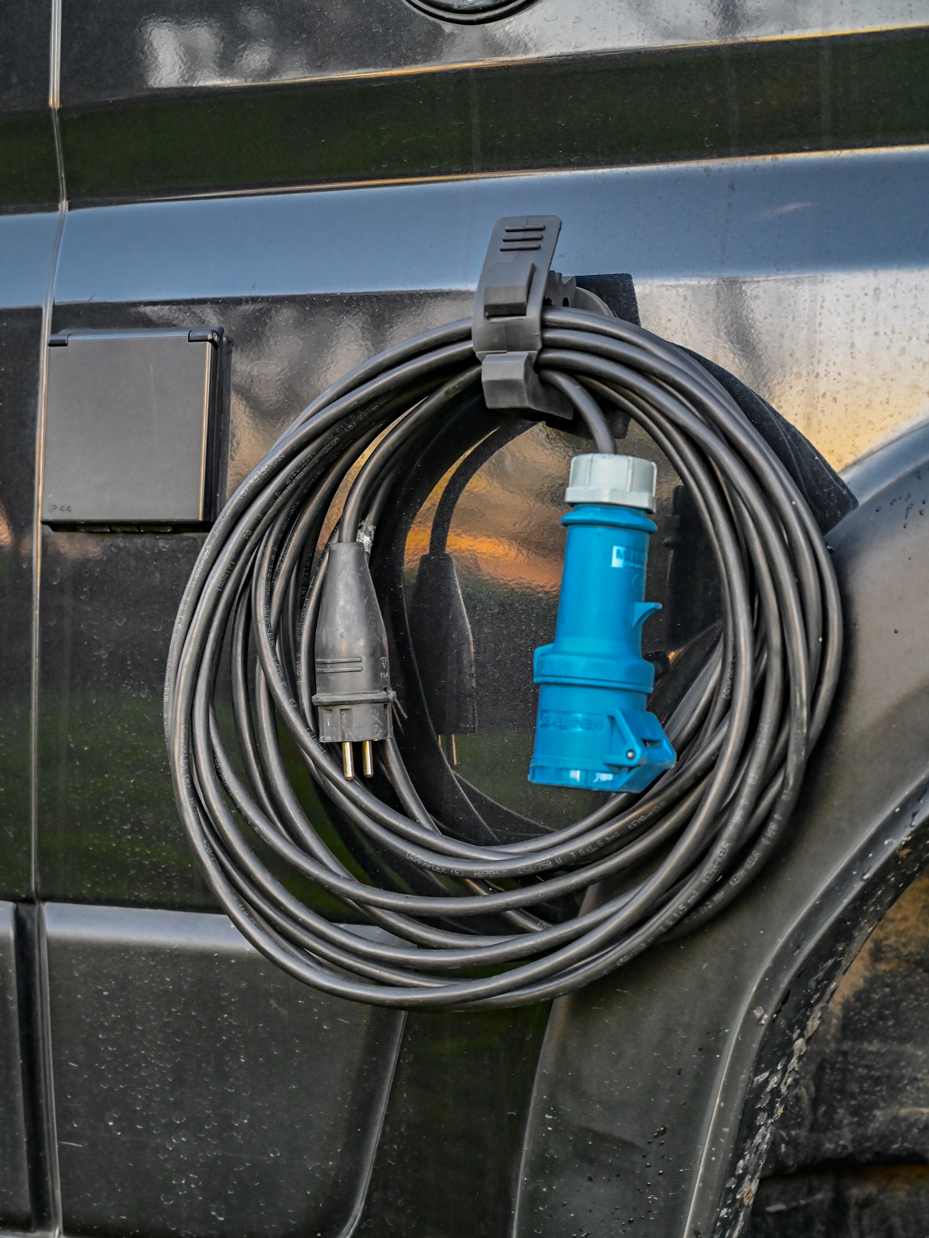 The Rubber Clamp Magnetic – Offrotie Magnet FITRUB Mounting Bracket – Vanlife and Overlander Organizer