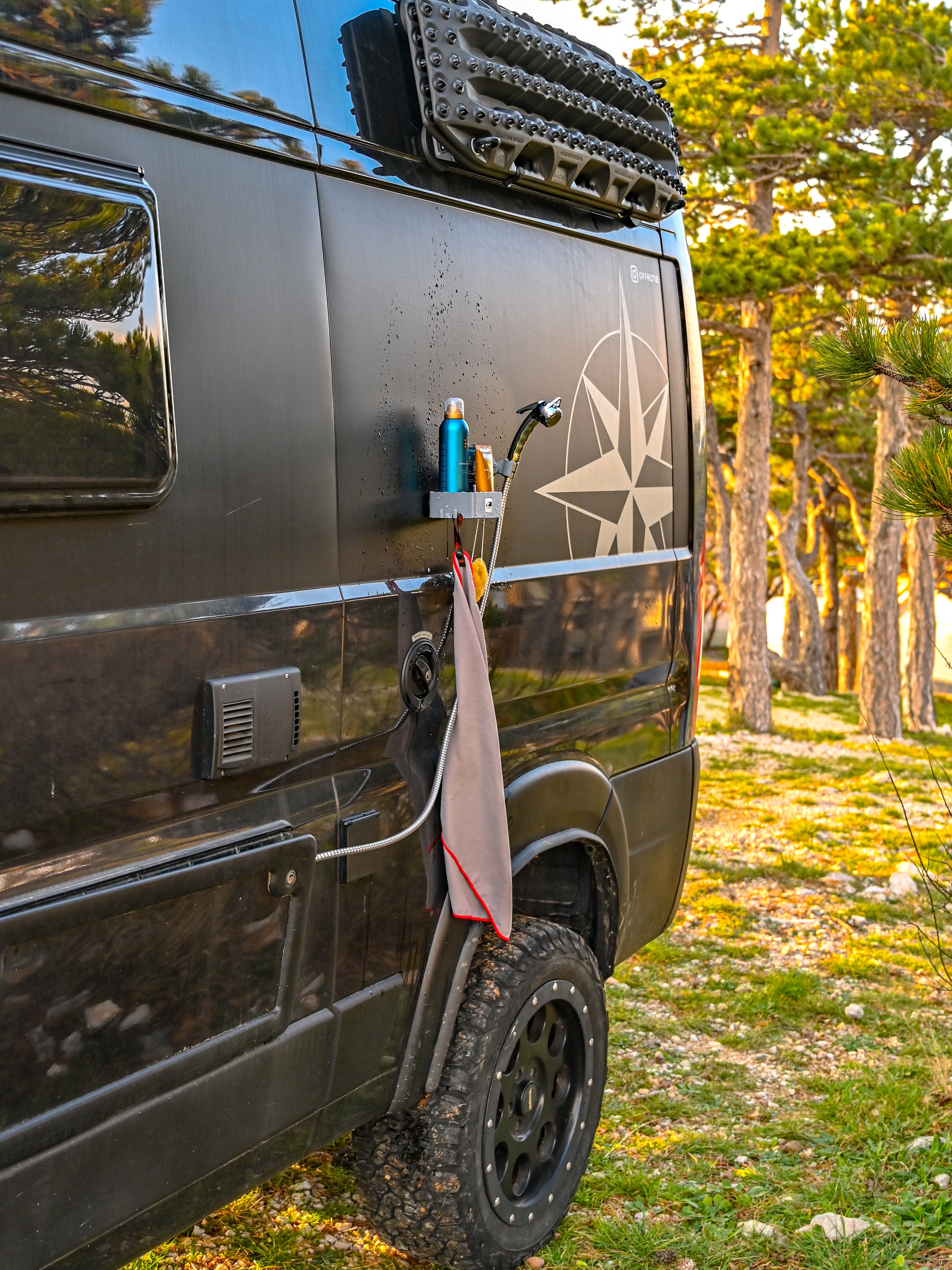 Kit supporto e cestino per doccia magnetico stampato in 3D Offrotie - Portatile per Vanlife