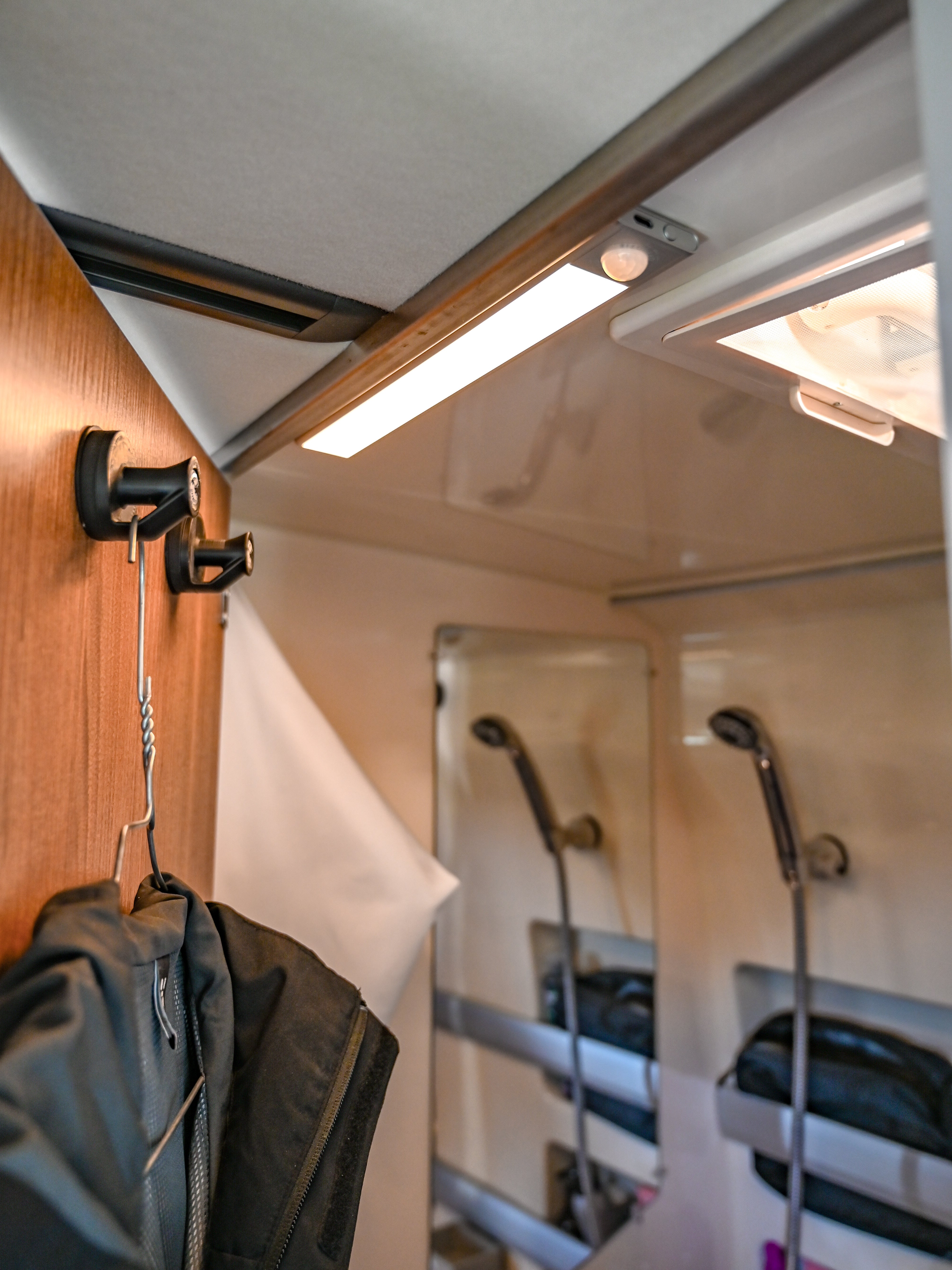 Striscia LED Magnetica - Lampada Offrotie per Mobili Cucina Bagno - 3 Misure | Sensore di Movimento | 3 Temperature Colore