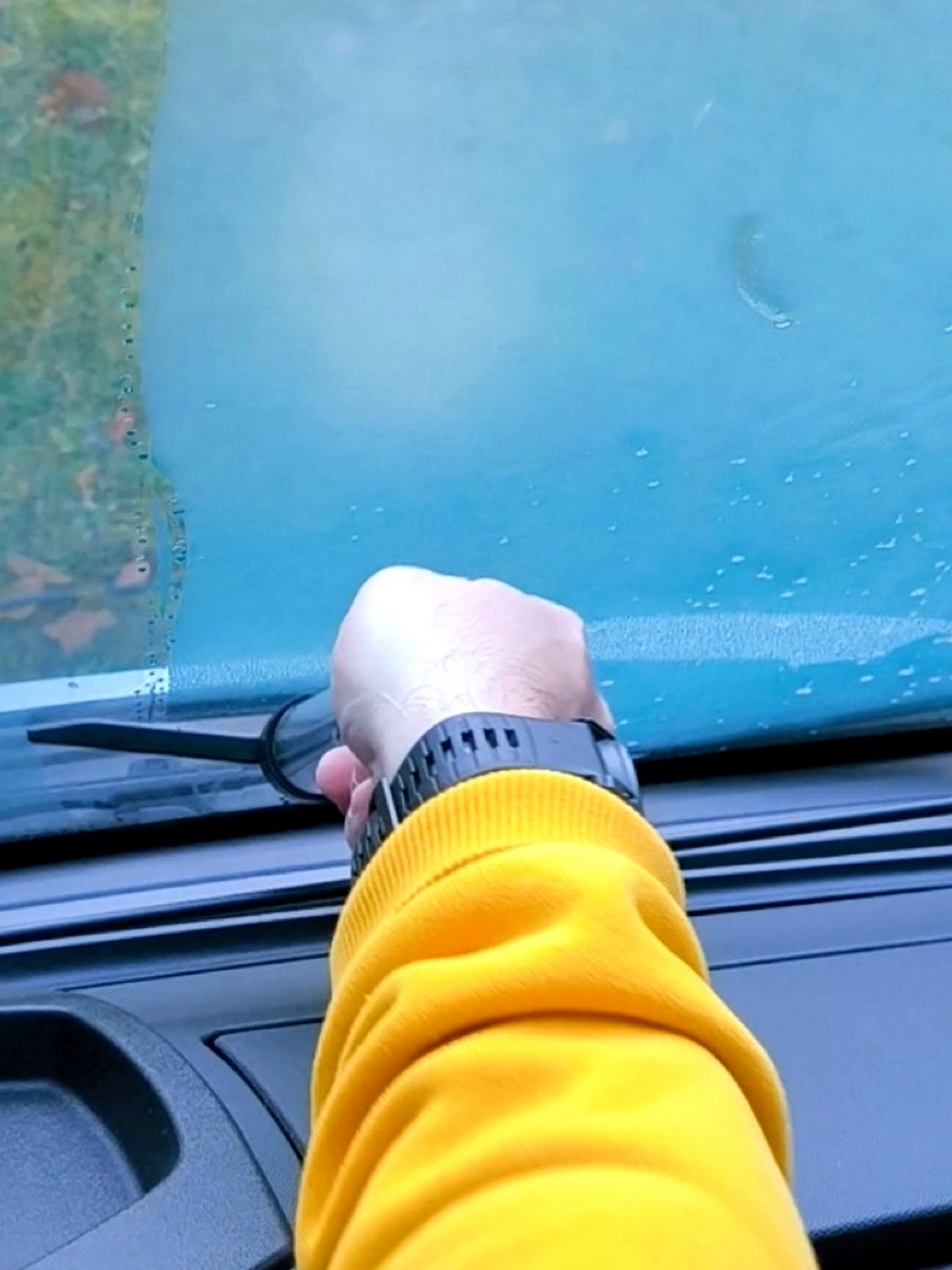 La Raclette anti-condensation pour pare-brise – Réservoir d’eau dans le manche – Fourgonnette | Camping-car | Voiture
